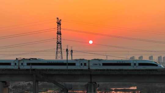 高铁复兴号和谐号日落高速行驶