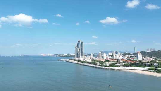 厦门海岸线风光航拍海边城市双子塔建筑风景