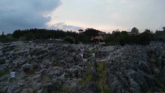 石林景区游客漫步赏景