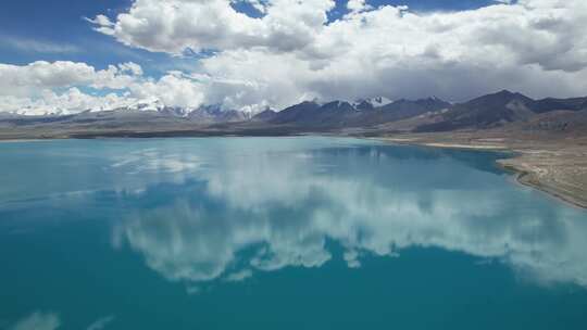 西藏高原佩枯措希夏邦马峰航拍