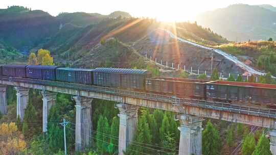 乡村振兴火车夕阳光影