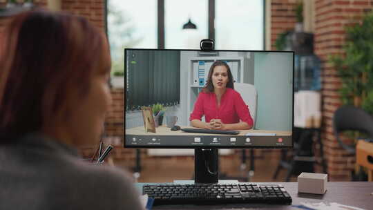 商业女性通过在线视频通话与候选人会面