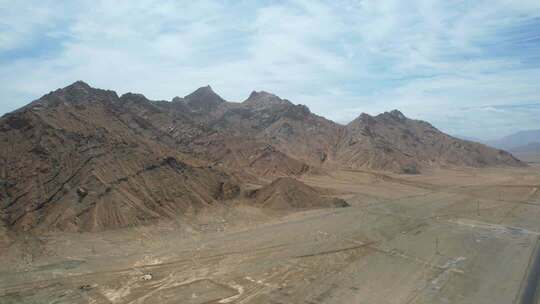 4K青海格尔木连绵的山峰沙漠河流航拍视频