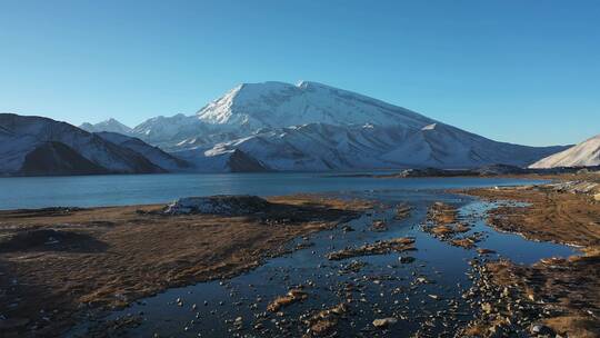 新疆壮丽的雪山湖泊景观