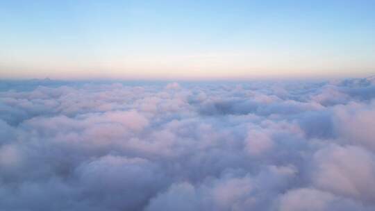 高空视角俯瞰云海日出的壮观景象