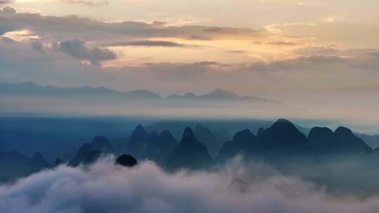 早晨时分桂林漓江山脉峡谷大气日出云海