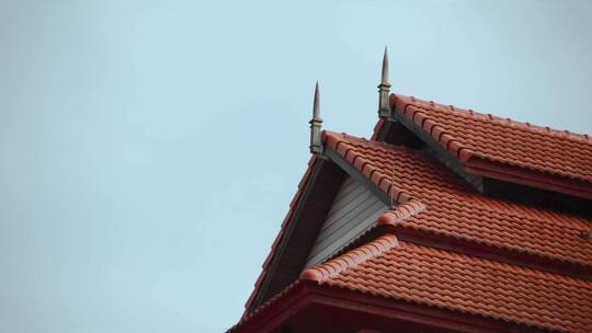 泰国旅游视频独特泰国尖顶红瓦建筑