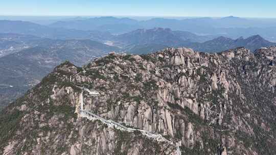 高山岩石耸立的壮观景象