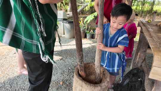 泰国清迈体验传统石臼捣大象食物活动