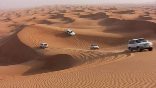 在沙漠行驶的汽车视频素材模板下载