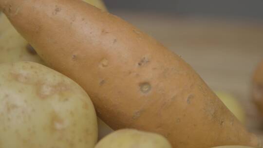 乡村木桌上土豆的特写镜头视频素材模板下载