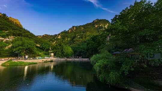 山间湖泊自然风光