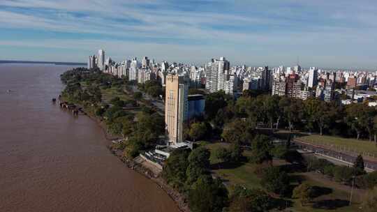 无人机在巴拉纳河上空飞行，可以看到巨大的罗萨里奥市及其高楼