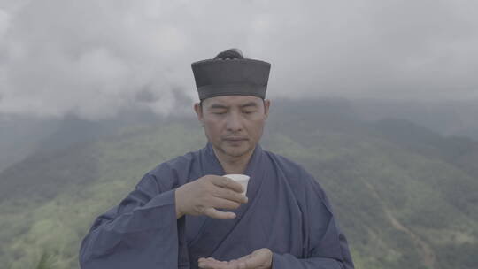 在山上泡茶喝茶