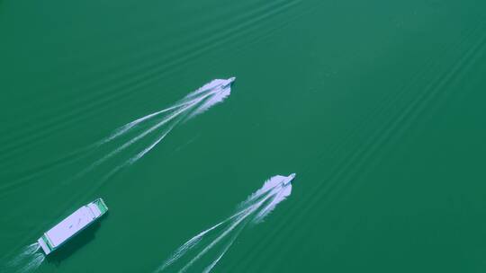 4K航拍 绿水青山中的游船竞赛