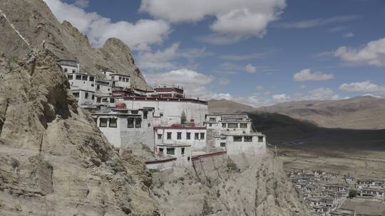 航拍西藏  在大山上的房子