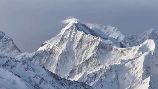 航拍新疆夏塔古道雪山帽子云