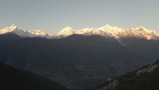 4K航拍云南德钦县梅里雪山日照金山