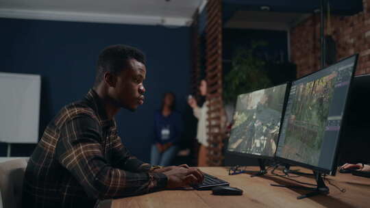 视频游戏开发公司非裔美国人通过强大的计算机创建3D图形