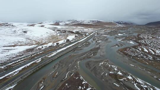 青海玉树共玉高速雪原公路自然风光