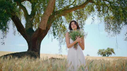 女人，白色连衣裙，鲜花，花束