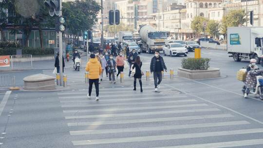 城市道路斑马线行人过马路