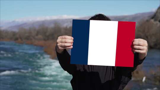 手持法国国旗旗帜的人视频素材模板下载