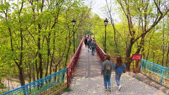 步行人行桥。基辅的情人桥。飞越大桥