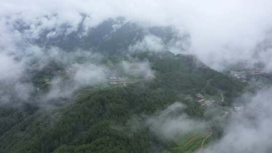 重庆山区农田飘渺