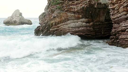 波涛汹涌的大海在岩石上掀起波涛