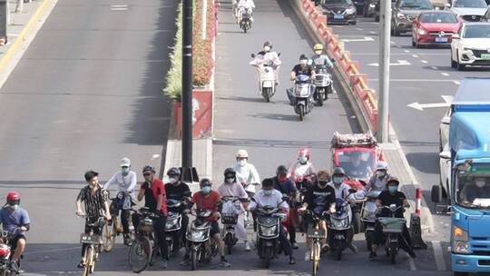 电动车过马路