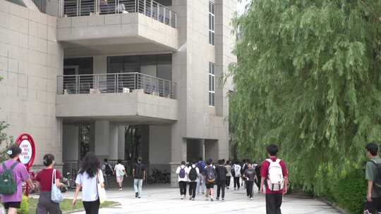 大学学校上下课放学人流学生校园生活2