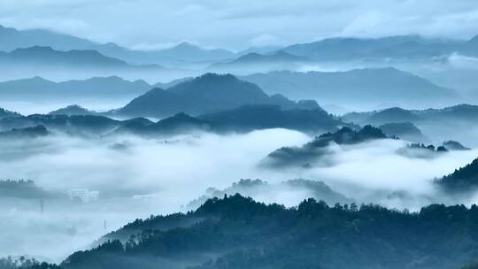 山峦叠嶂云雾缭绕的崇山峻岭