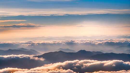 高空俯瞰云海山峦美景