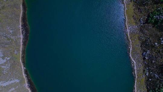 俯视航拍莲宝叶则景区唯美碧绿湖水自然风光