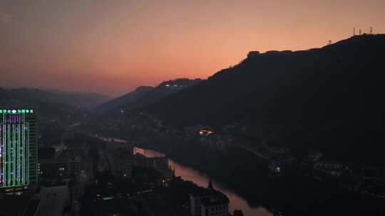 中国贵州省遵义市仁怀茅台镇夜幕降临时风景