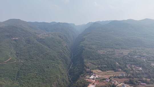 巍峨大山山谷航拍