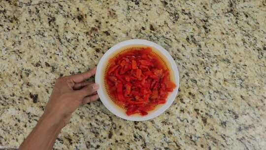 在碗里摘红辣椒，供应预先切好的蔬菜