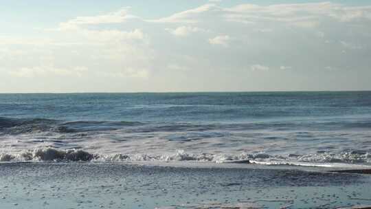 海浪沙滩蓝天的自然风光