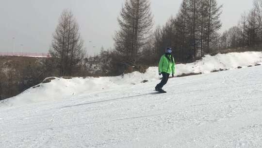 滑雪场单板双板在陡坡速滑运动