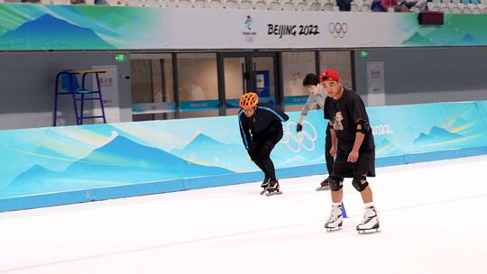 健身在“冰丝带”国家速滑馆练习速滑的人