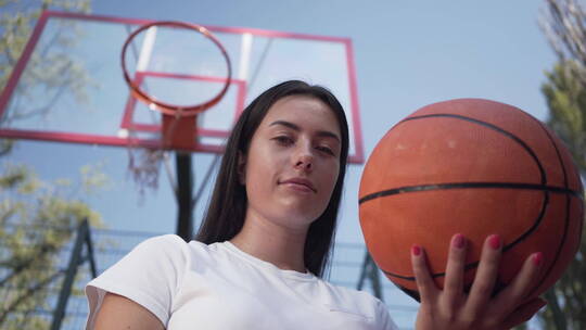 少女手持篮球视频素材模板下载