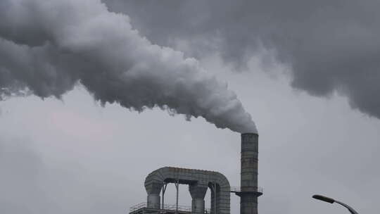 白烟从工厂烟囱排出空气污染环保题材