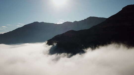 清晨云海日出云层山顶山林山峰云雾缭绕风景