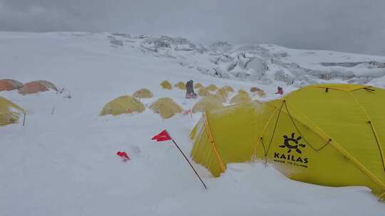 攀登慕士塔格峰的登山者抵达C1营地