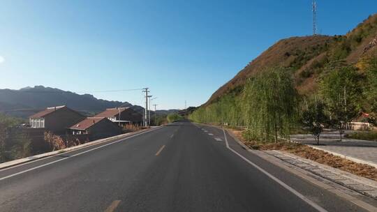 驾车开车乘车行驶在城市道路上第一视角