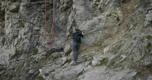 意大利瓦尔萨西纳格里涅塔山的男性徒步旅行