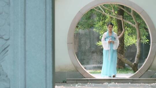 古装美女视频中国风圆形月亮门汉唐装扮侍女