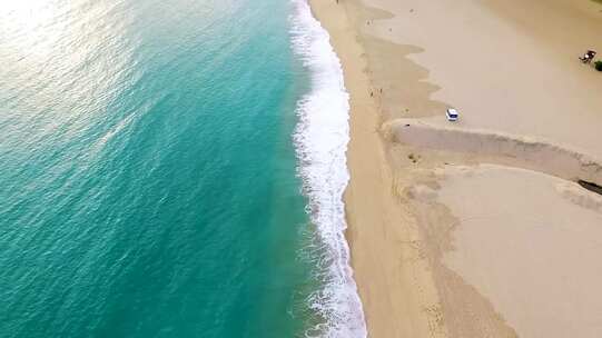 海边沙滩与海浪的美丽景象