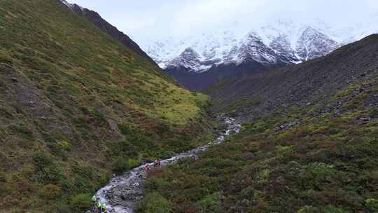 航拍攀登四川贡嘎山区贡巴峰雪山的登山者